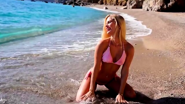 Sultry blonde MILF finger fucking herself on the beach