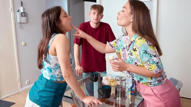 Doble Penetración, Gordita, Adolescente, Polla Grande, 18 Años