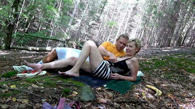 Amateur blonde slut outdoor banging following picnic