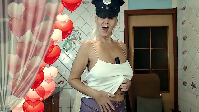 Super-steamy housewife Lukerya at home in the kitchen