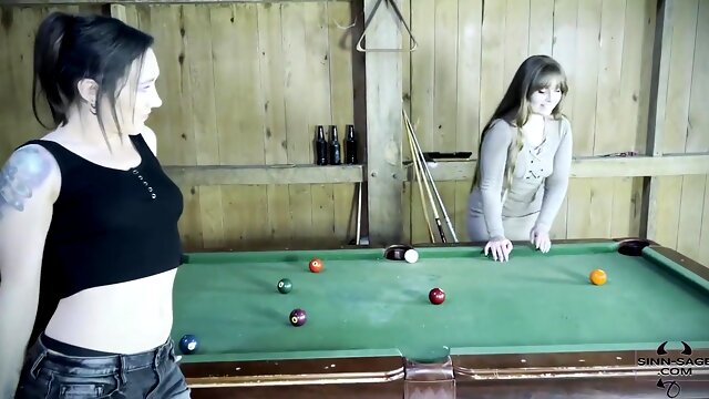 18 Χρονον, Λεσβιες