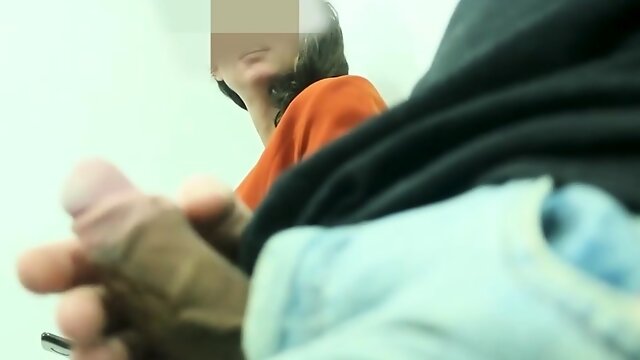 Mulher experiente faz boquete em um desconhecido na sala de