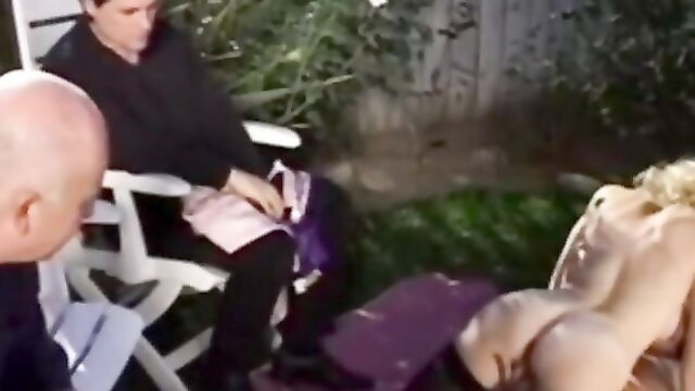 Свингеры, Дрочит Руками