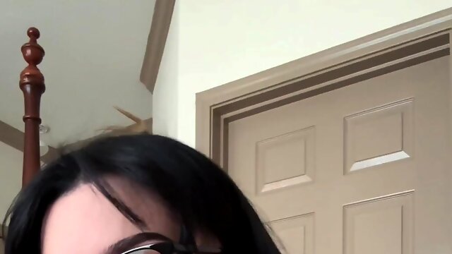 Teen slut grants him with a deep blowjob before he smashes her pussy