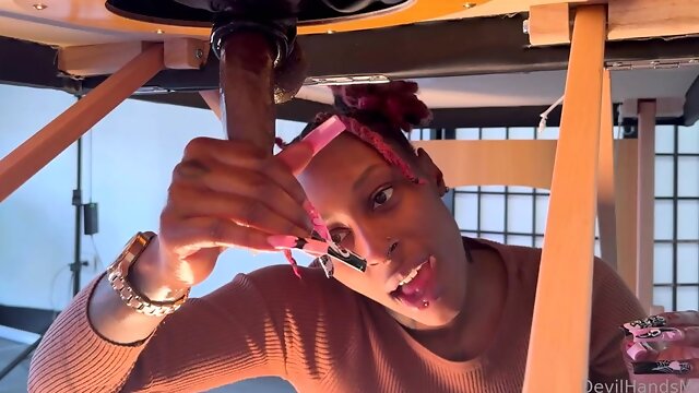 Τρύπα Στον Τοίχο, Παίξιμο