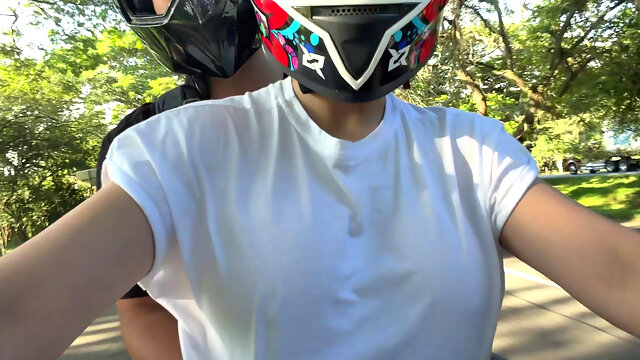 Picking up My Favorite Didi Client Without a Bra, I Convince Him to Fuck!