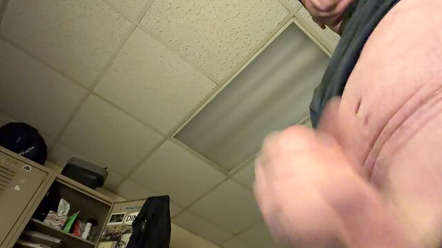 Amateur dad Tatted Daddy enjoys a close-up self-cum shot