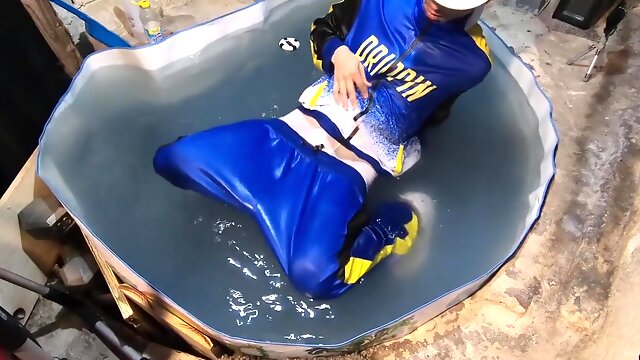 Sneaker skater sagger wet gear