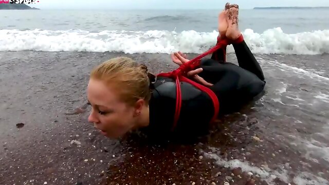 Lucy Lauren In A Wetsuit - Rope Bondage Escape Challenge On The Beach