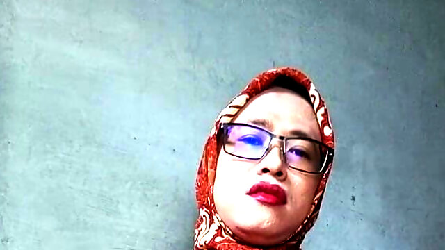 Hijab Tgirl Masturbating