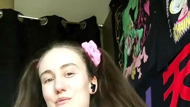 Amateur brunette double toying on webcam