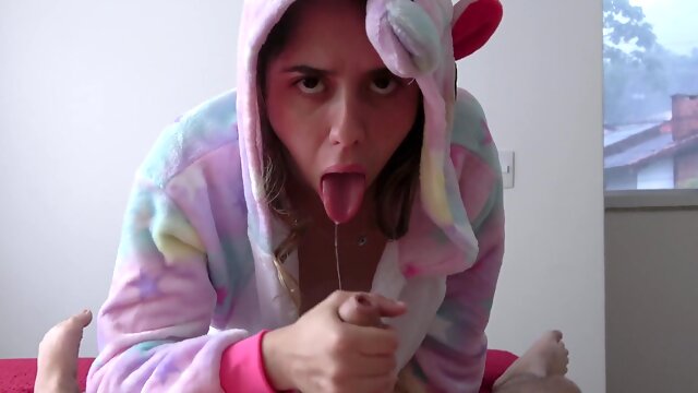 Amateur couple Scarlett Taylor and Stephan Rogers try handjobs