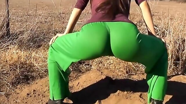 Amateur Latina Cameltoe In The Open Field