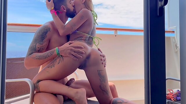 Fim de ano no Cruzeiro, fodemos a bordo na nossa varanda da cabine - Kevlyn Santos