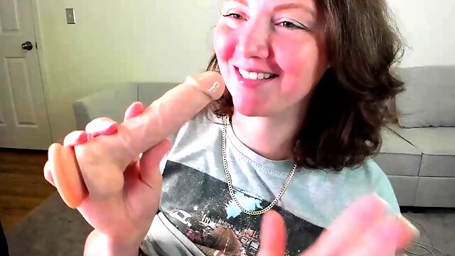 Amateur brunette double toying on webcam