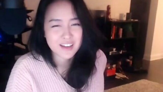 Amateur Webcam Cute Teen Plays Solo