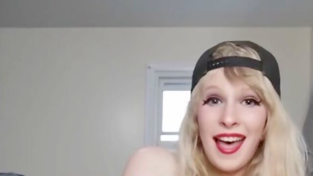 Shemale And Girl, Masturbation