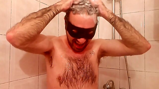 Unshaved DILF Earl Smile enjoys a shower