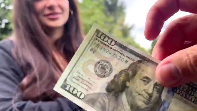 Brunetter, Offentlig