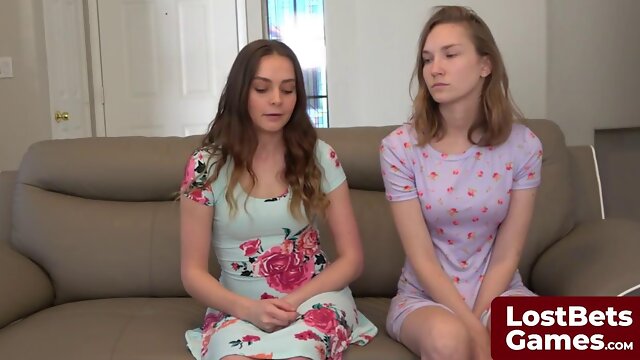 Όργιο Με Τρεις, Στριπτιζέζ, Μικρο Στηθος