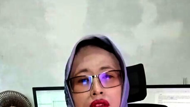 Wondrous Hijab She-male Mitha Zhe Wanks Beefstick