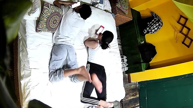 Kotiäiti, Tirkistely