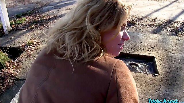 Public Agent, Grateful Babe shows her Gratitude with a Suck