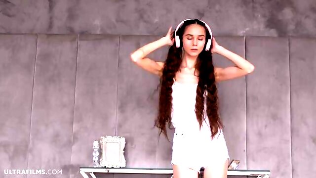 Teen with impressively sexy body Leona Mia opens her pussy