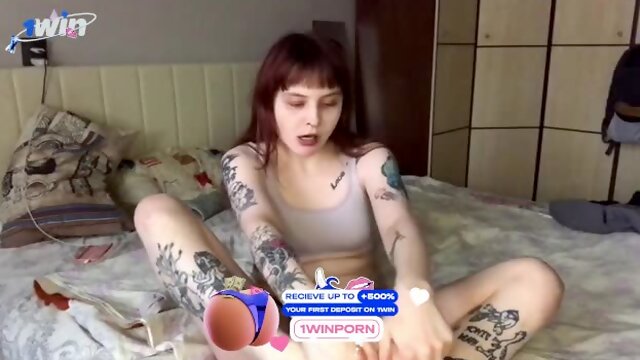 Hot Bitch has her Own Fetish: Licking her Legs and Feet