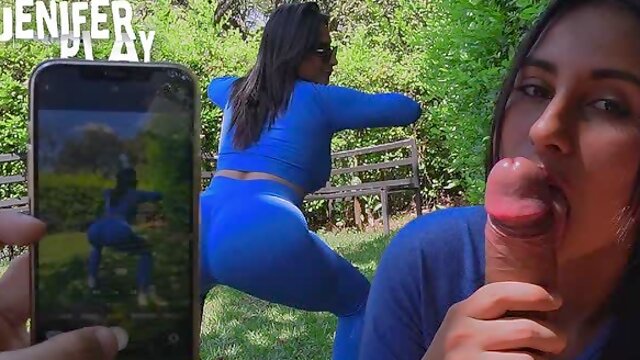 De camino al GYM follo en un parque