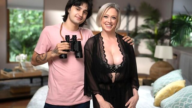 Bubbly Dee Williamss long legs action