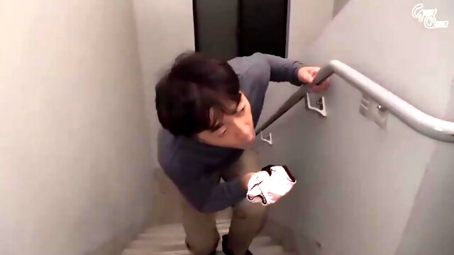 Пляж, Дрочит Руками