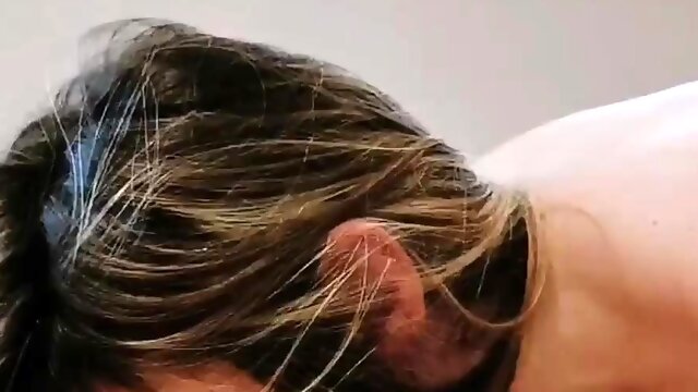 Дрочит Руками