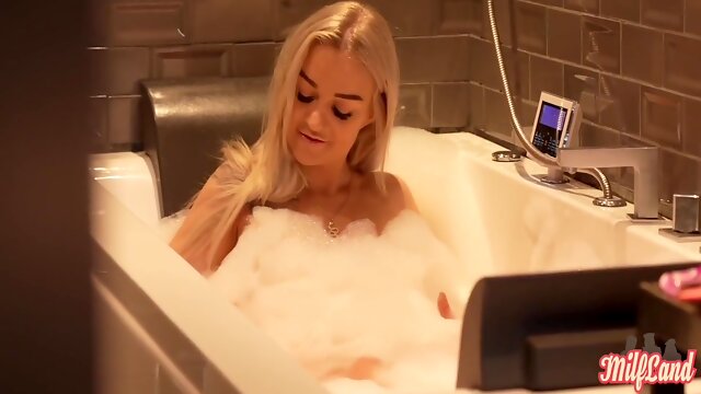 Nathalie Et Luth, Sublimes Blondes, Savourent Le Sexe Lesbien