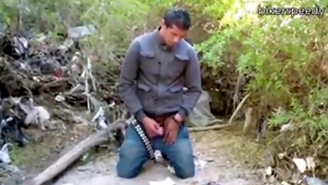 Espiando um macho latino amador se masturbando até o orgasmo123f