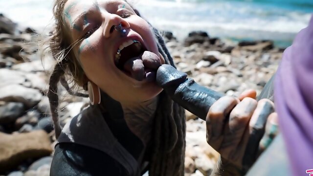 Piercing, Strand