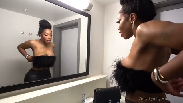 Ébène, Transexuelle