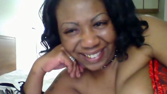 Queen Diva teases her curves live with a purple vibrator