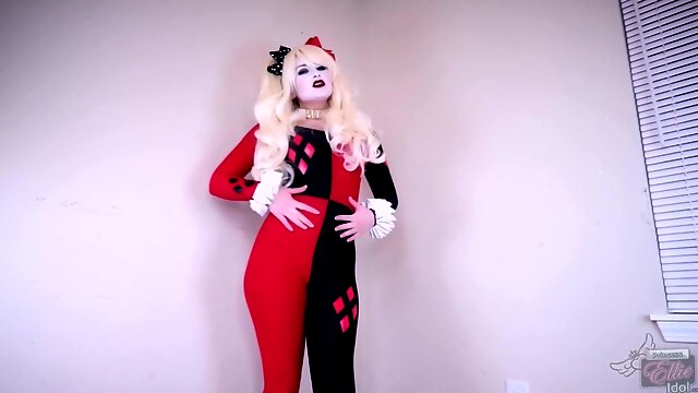 Ellie Idol embodies Harley Quinn in a fetish cosplay solo session