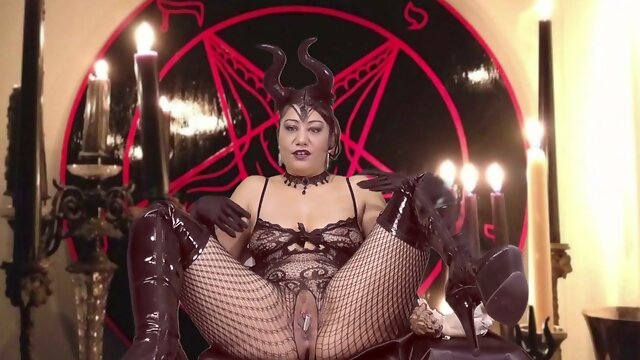 Italian babe in latex and pantyhose makes her gaping pussy smoke