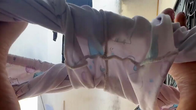 Latina Gets Huge Urge To Masturbate After Cleaning In Homemade Solo
