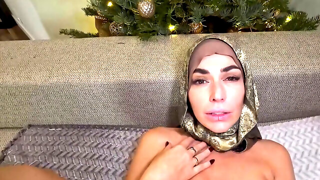 Fetish video with the curvy brunette woman Venus Valencia