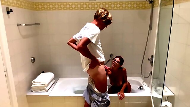 Stepmom, douche, blowage
