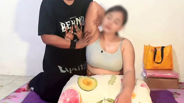 Lucky masseuse, gets a woman with big