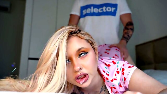 Stepsis Catches Foot-Fetish Babe