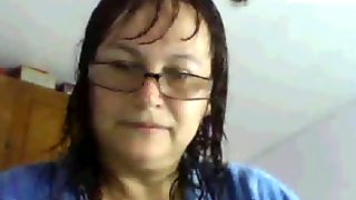 Older nerdy plumper shows her ass after a shower on cam