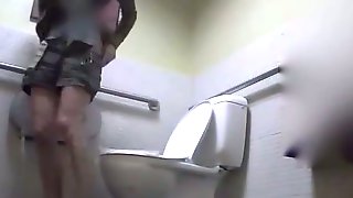 Skinny girl on the toilet in this pissing candid video