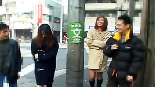 Amatorskie japońskie nastolatki błyskają na ulicach Tokio bez cenzury