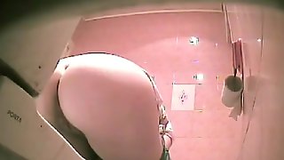 Beautiful butt cheeks on a toilet got caught on spy device