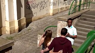 Cocu Nettoie Sa Femme